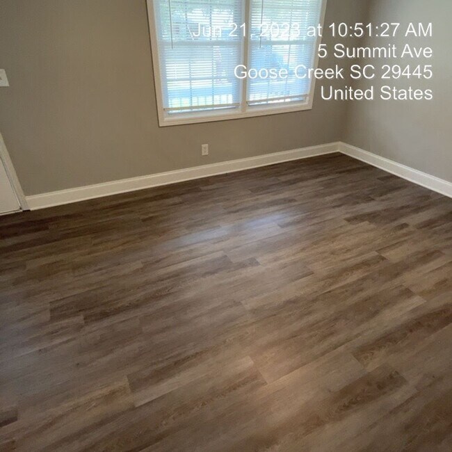 Building Photo - Relaxed Living with Spacious Yard in Goose...