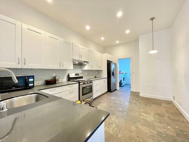 Building Photo - 3BR/2BA Renovated Victorian Full Floor Fla...