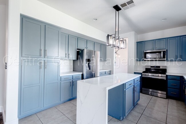 Building Photo - 4 Bedroom/3 Bath Home with Solar, Pool and...