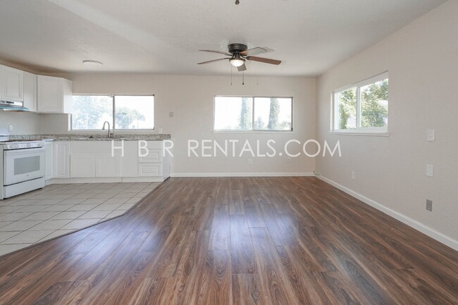 Building Photo - Spacious Family Retreat in Manteca, Ready ...