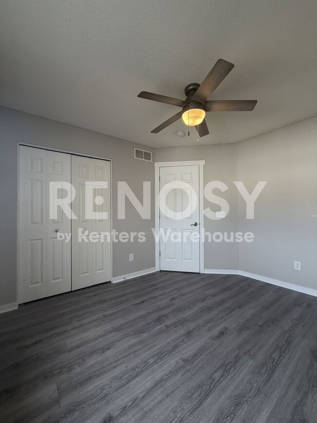 Building Photo - Available Now 3 Bedroom 2 Bath Townhouse in Woodbury