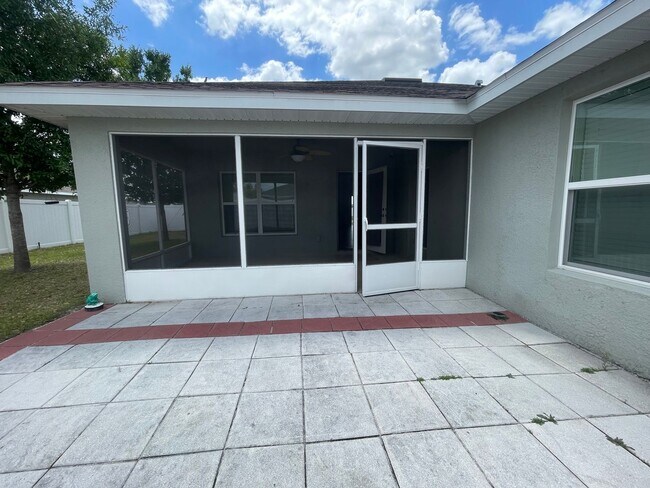Building Photo - Amazing 3 Bed/2Bath/3 Car Garage Home in Hudson!