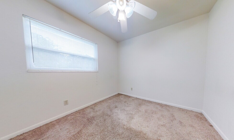 Building Photo - 1613 Airport Dr