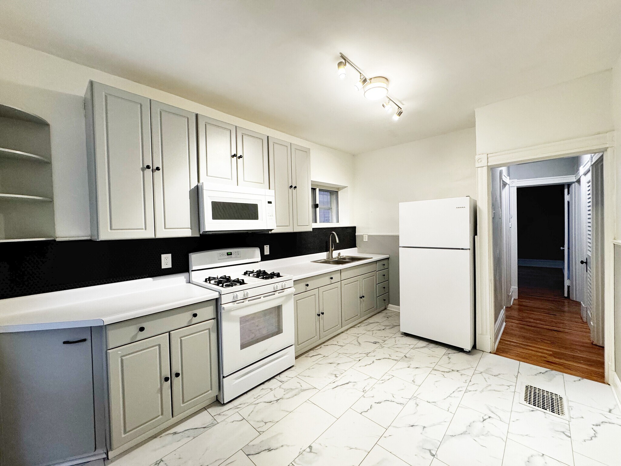 Kitchen - 3808 Fairview Ave