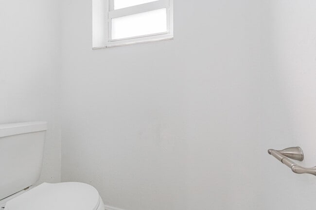 Building Photo - 2810 NE 60th St