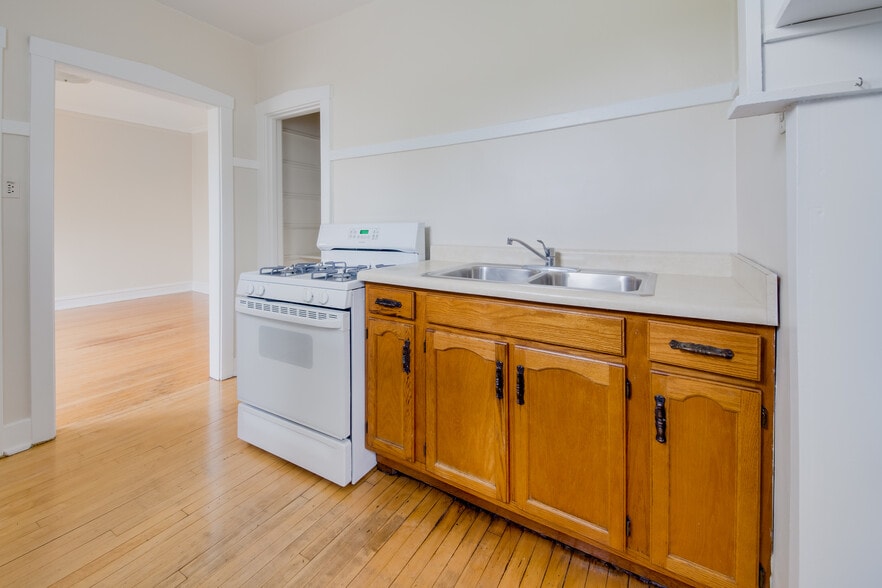 Building Photo - 1919 W Estes Ave