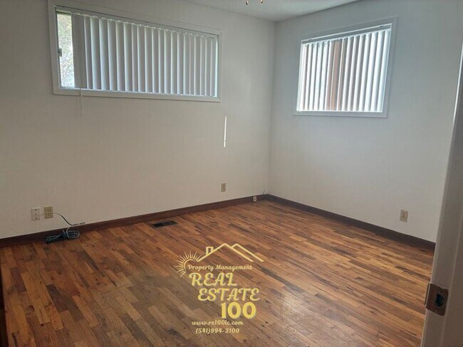 Building Photo - 928 SW Bay View Ln