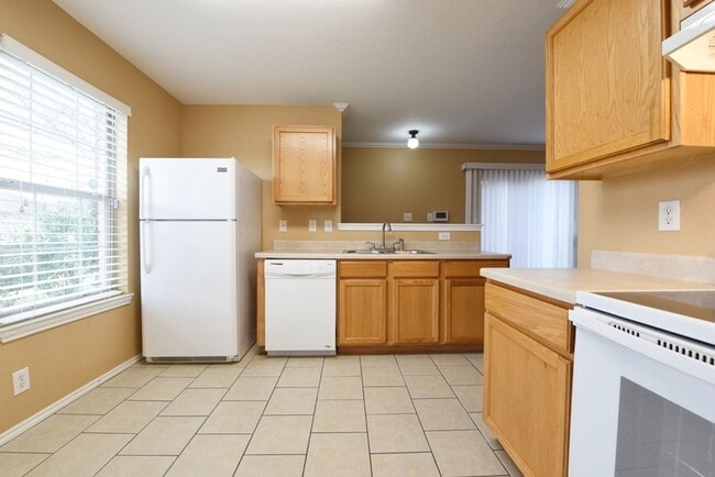 Building Photo - Charming and Spacious Home in a Quiet and ...