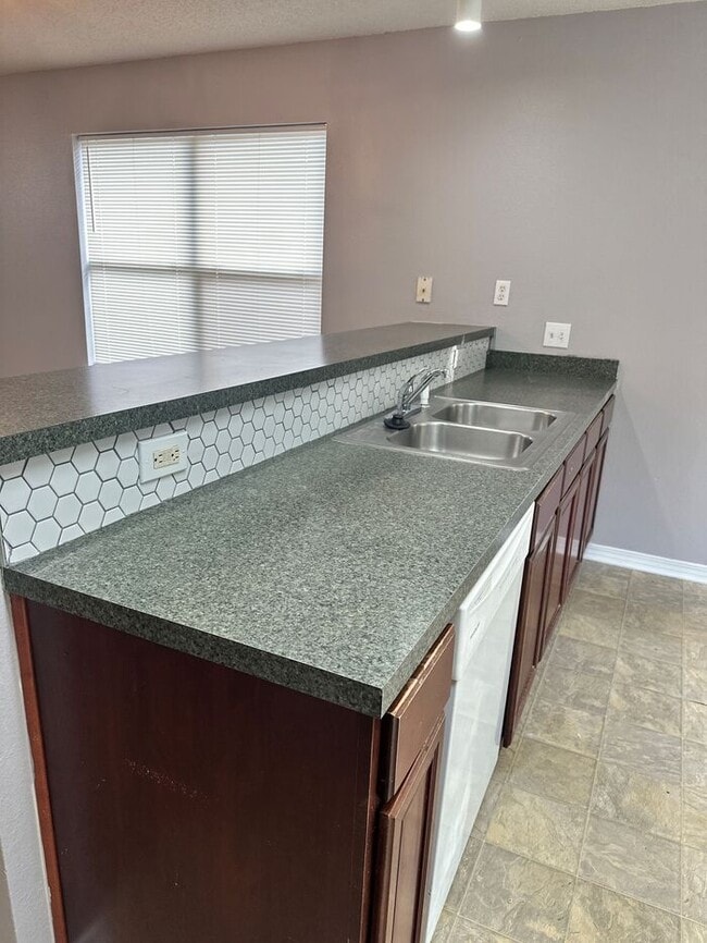 Building Photo - 3/2 Cottage in Maple Oaks Subdivision with garage