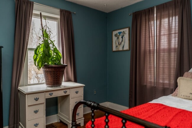 Building Photo - Centrally located bungalow!