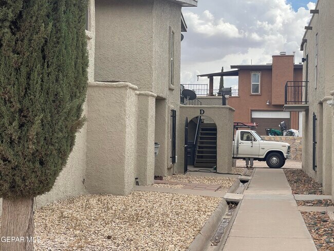 Building Photo - 10642 Cuatro Vistas Dr