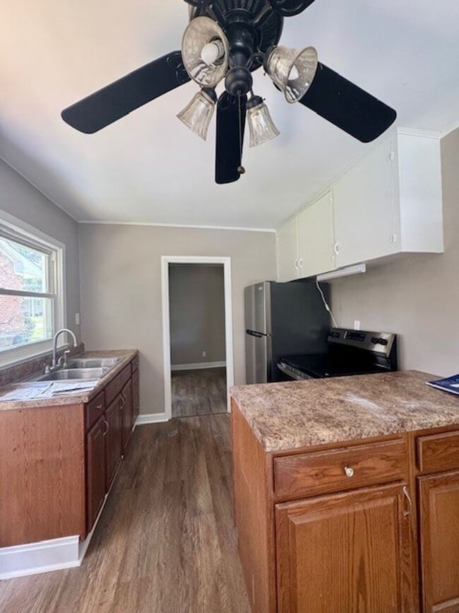 Building Photo - Adorable 3 Bedroom 1 Bathroom Home in Gree...