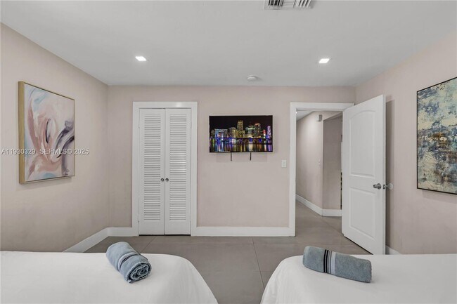 Building Photo - 2217 NW 4th Ave