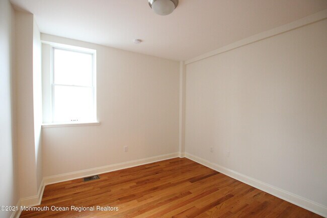 Building Photo - 1003 Bond St