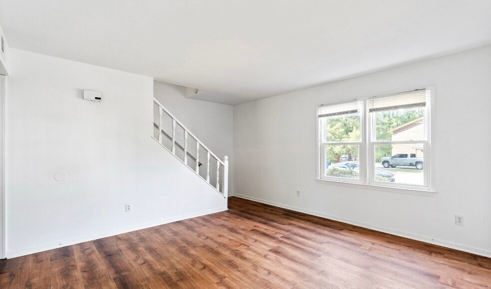Building Photo - 321 Lennon Dr