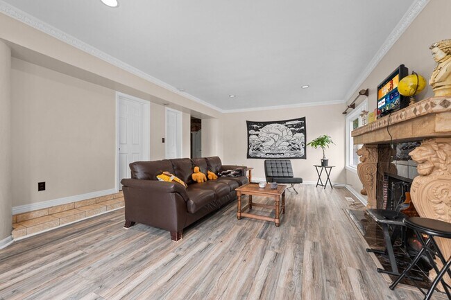 Building Photo - Spacious bedrooms!