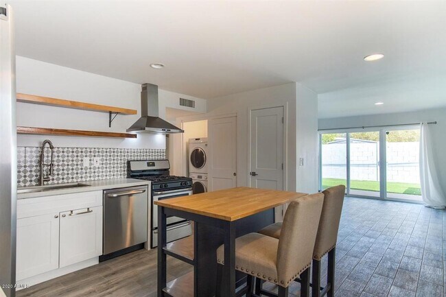 Building Photo - 3140 E Glenrosa Ave