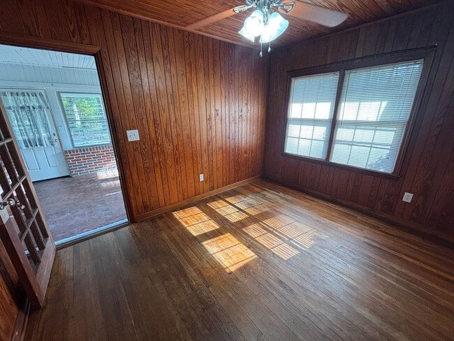 Building Photo - FOR RENT