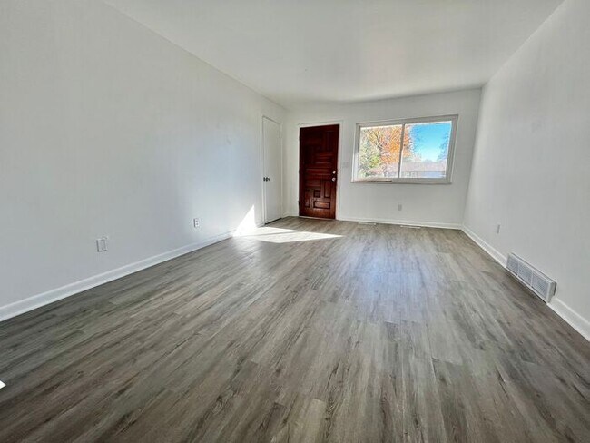 Building Photo - Newly Renovated 2 Bed 1 Bath Duplex in Nor...