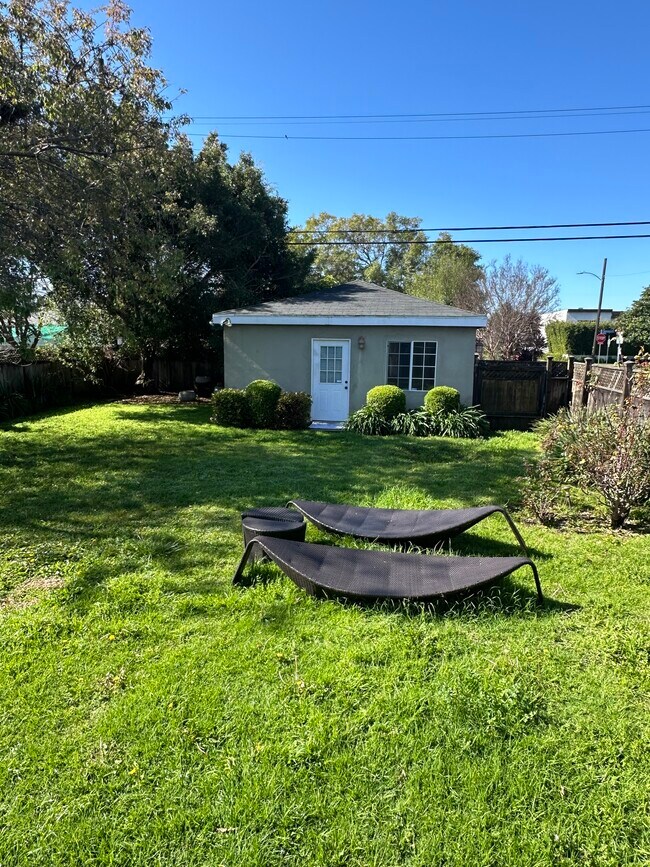 Building Photo - 2303 Amherst Ave