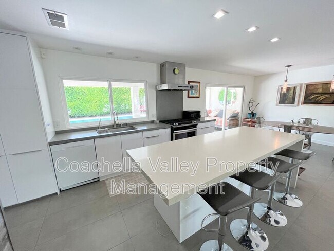 Building Photo - 2885 E Venetia Rd