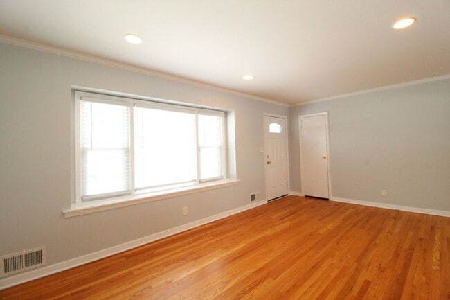 Building Photo - February FREE On This 3 Bedroom 2.5 Bath Home In Overland Park