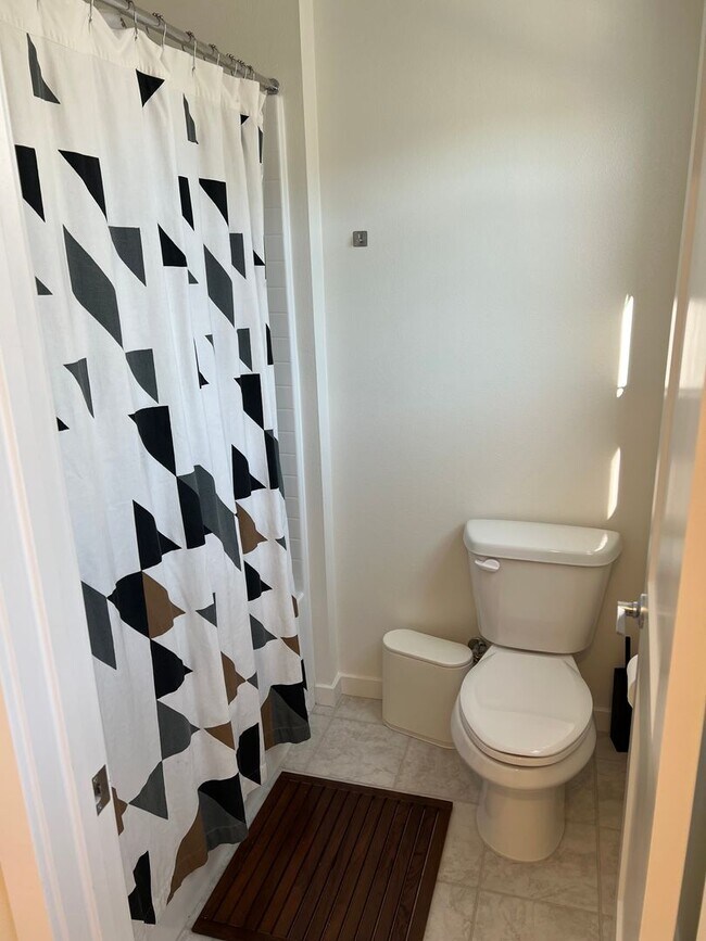 Building Photo - 3 bed, 2.5 bath located in Ontario!