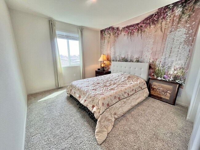 Building Photo - Stunning 5-bedroom, 3-bathroom residence with Solar!