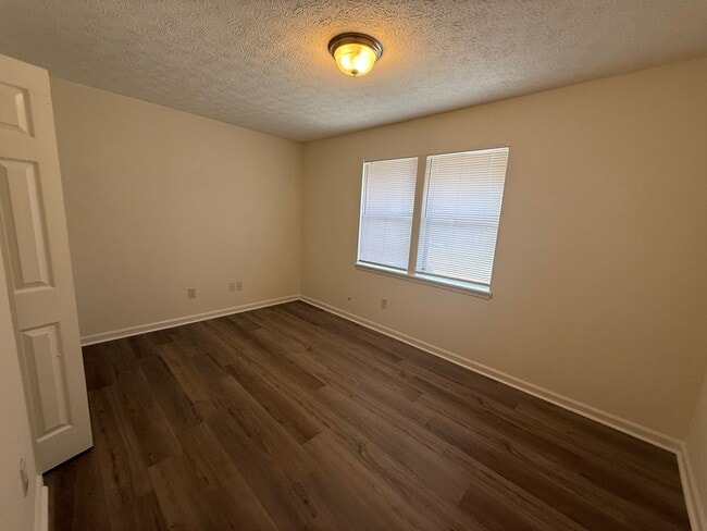 Building Photo - 110 Lake Pl