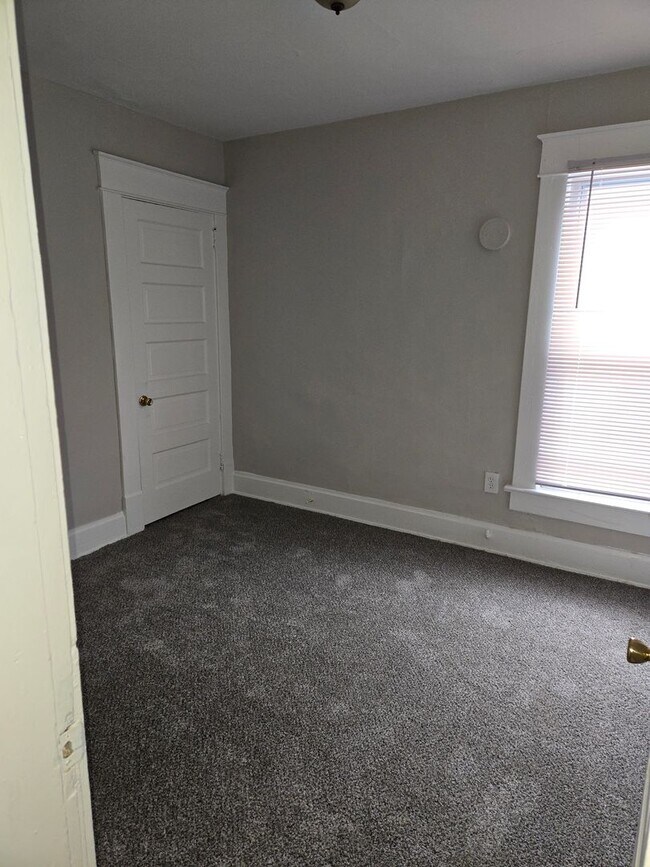 Building Photo - 648 Carpenter St