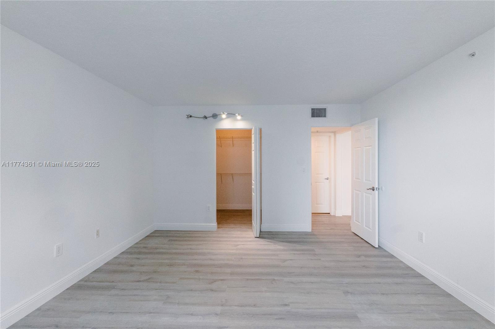 Building Photo - 1155 Brickell Bay Dr