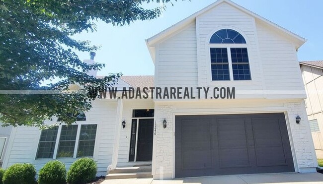 Building Photo - Gorgeous Updated Home in Blue Valley, South Overland Park-Available NOW!!