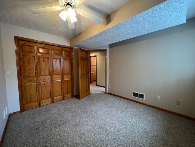 Building Photo - Gorgeous 5 Bed, 2.5 Bath Single-Family Home!