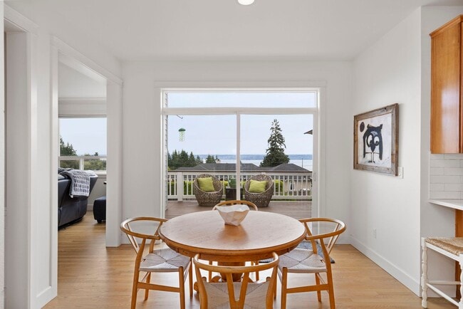 Building Photo - Renovated VIEW Kingston Home Near Ferry fo...
