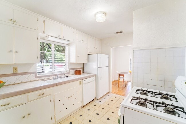 Building Photo - Charming Sycamore Street House