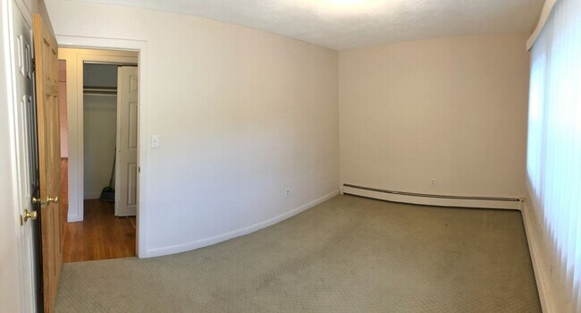 Building Photo - 2-bed with 1-parking South Newton