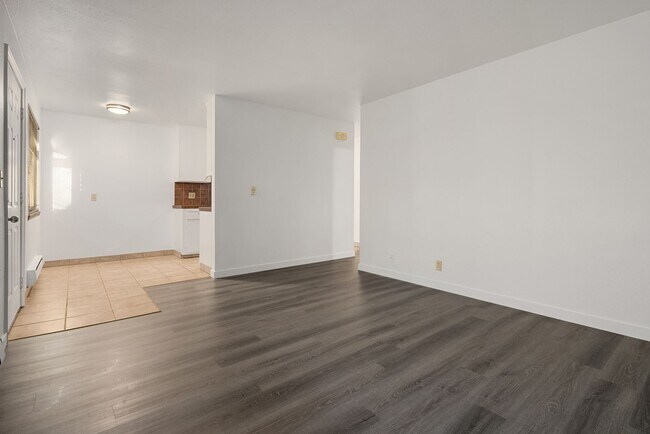 Building Photo - *2 Weeks of Free Rent Promotion!* BEAUTIFU...