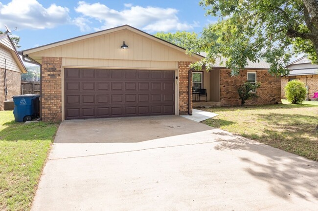 Building Photo - Adorable Furnished Rental Downtown Tulsa