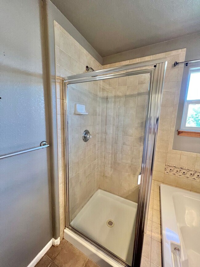 Building Photo - 3 bed 3.5 Bath with Bonus Studio Suite Above Detached Garage!