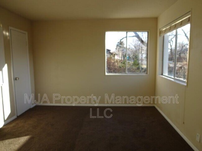 Building Photo - 352 Hampton Ave S