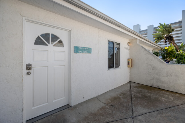 Building Photo - Newly Remodeled  Pacific Beach Condo Now A...