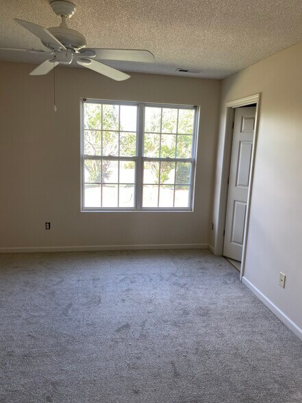 Building Photo - 102 Watertree Ln