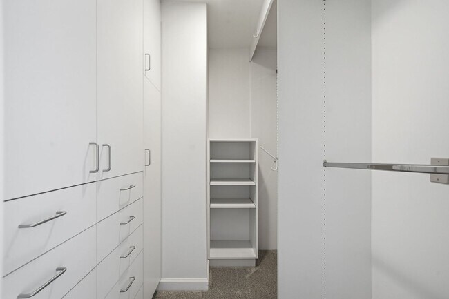 Building Photo - Penthouse Living in Midtown!