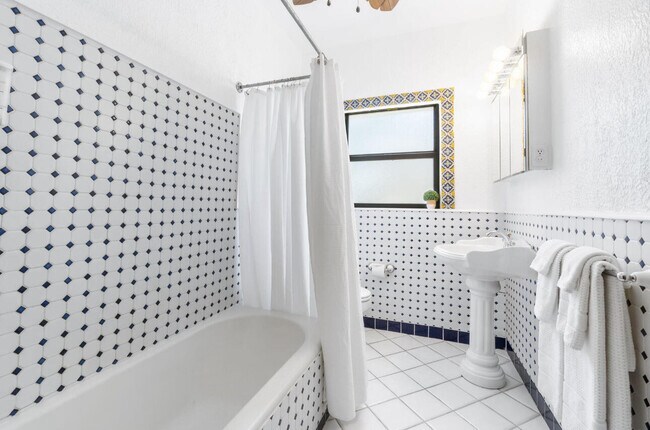 Building Photo - 400 33rd St