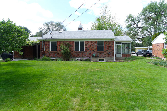 Building Photo - 4 Bedroom Near BSU