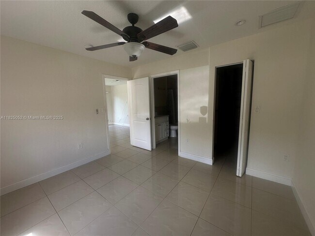 Building Photo - 3104 Tarpon Dr