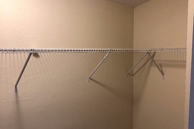 Building Photo - 812 W Lakewood Rd