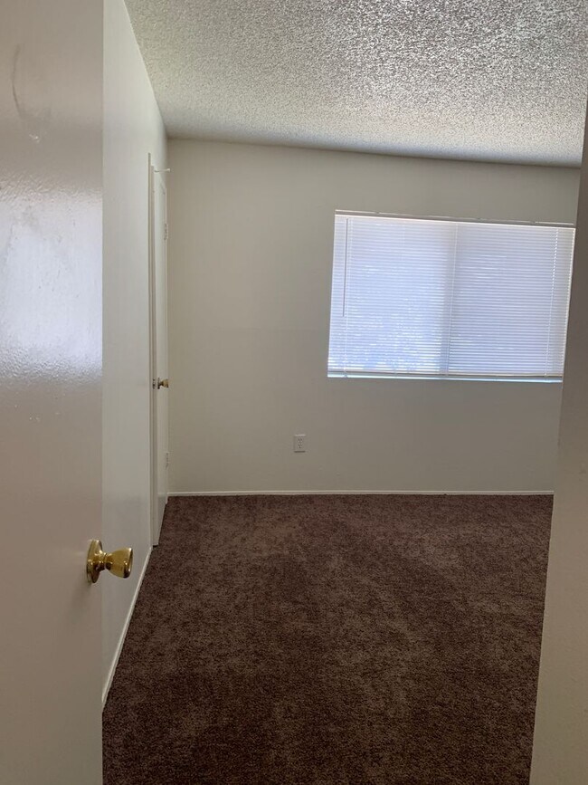 Building Photo - MI3616