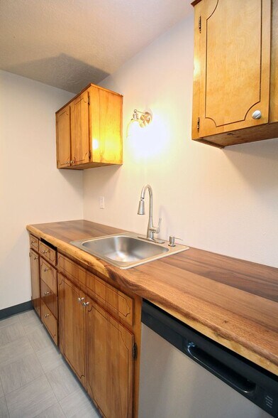 Building Photo - 3736 SW 10th Ave