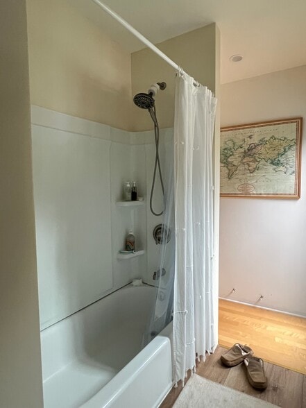 Tub and Shower - 20946 Fontaine Rd